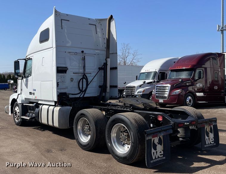 image for item OG9868 2014 Volvo  VNL670 semi truck