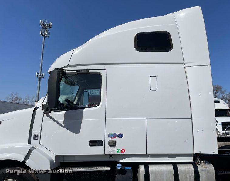 image for item OG9868 2014 Volvo  VNL670 semi truck