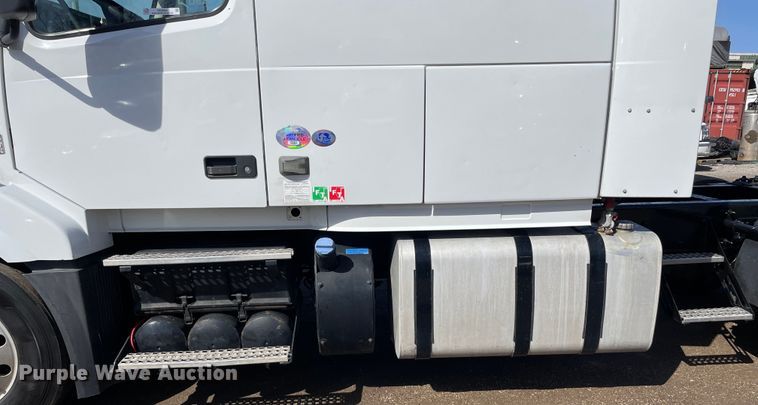 image for item OG9868 2014 Volvo  VNL670 semi truck