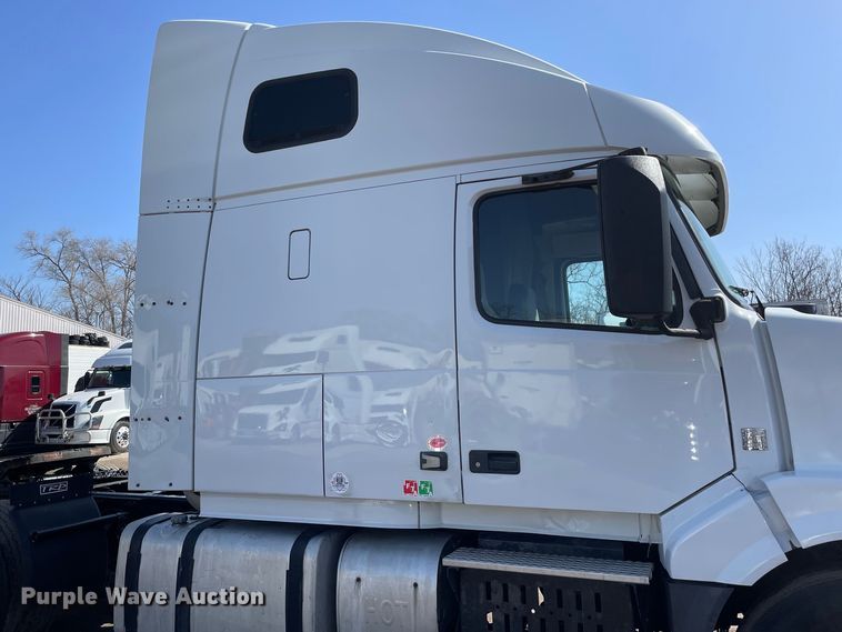 image for item OG9868 2014 Volvo  VNL670 semi truck