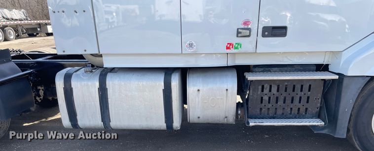 image for item OG9868 2014 Volvo  VNL670 semi truck