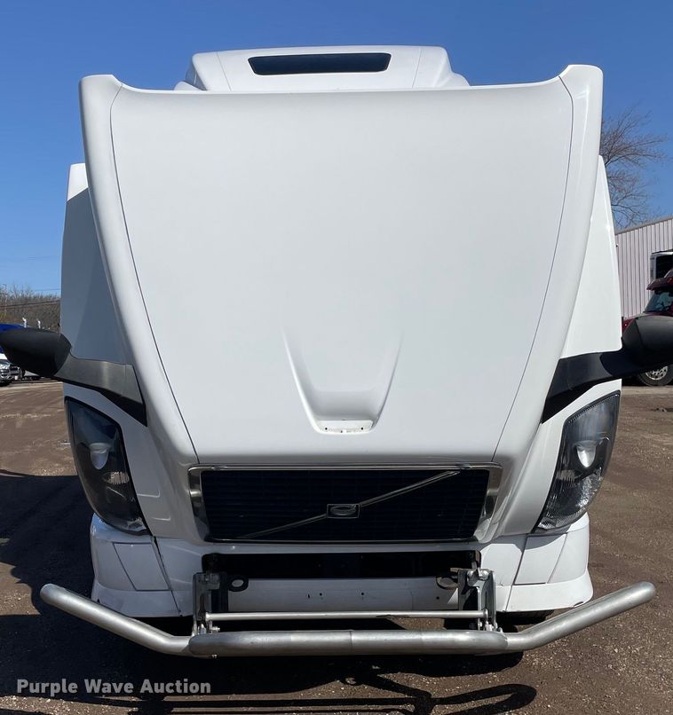 image for item OG9868 2014 Volvo  VNL670 semi truck