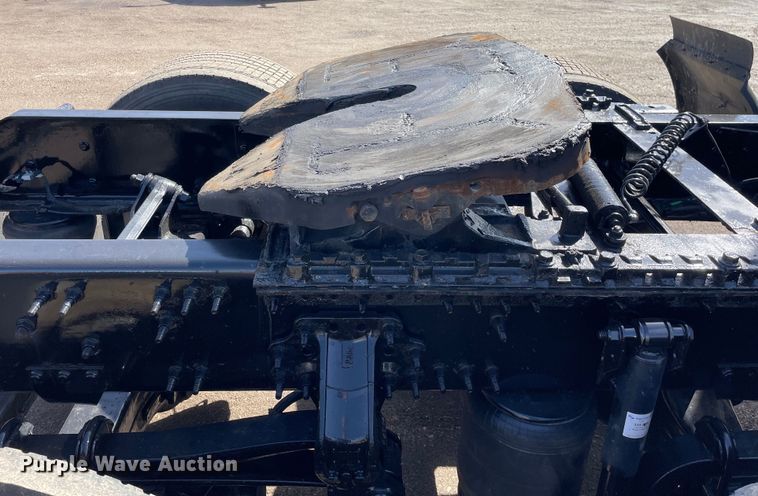 image for item OG9868 2014 Volvo  VNL670 semi truck