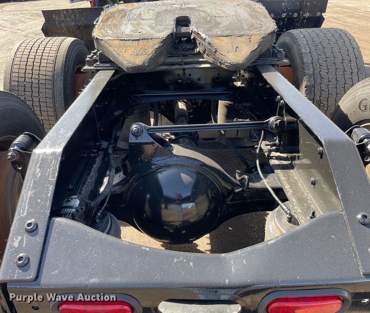 image for item OG9868 2014 Volvo  VNL670 semi truck