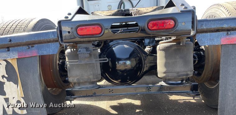 image for item OG9868 2014 Volvo  VNL670 semi truck