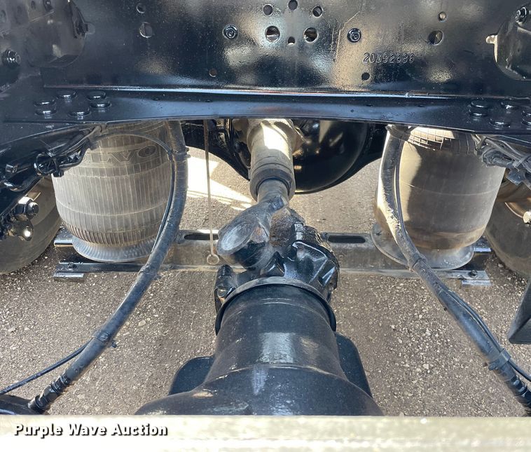 image for item OG9868 2014 Volvo  VNL670 semi truck