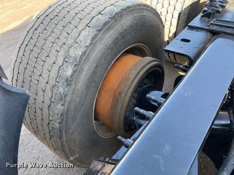 image for item OG9868 2014 Volvo  VNL670 semi truck