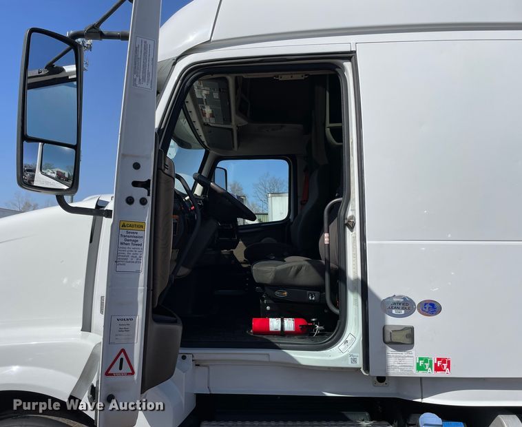 image for item OG9868 2014 Volvo  VNL670 semi truck