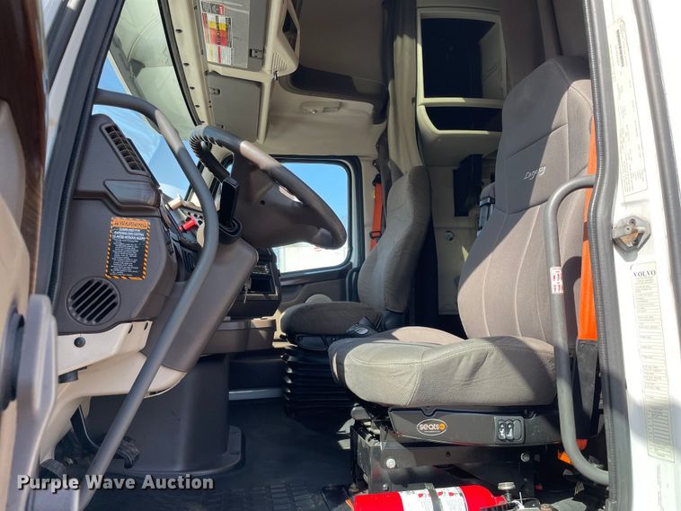 image for item OG9868 2014 Volvo  VNL670 semi truck