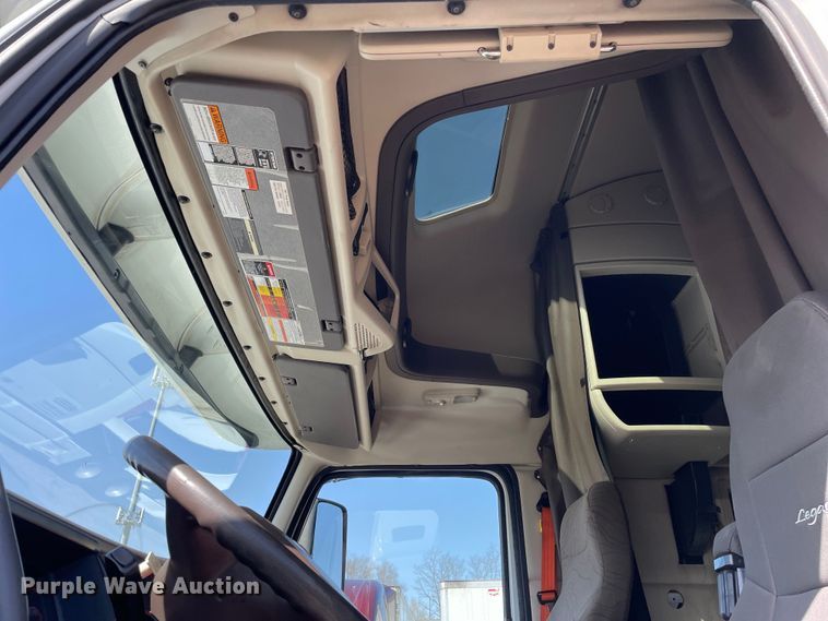 image for item OG9868 2014 Volvo  VNL670 semi truck