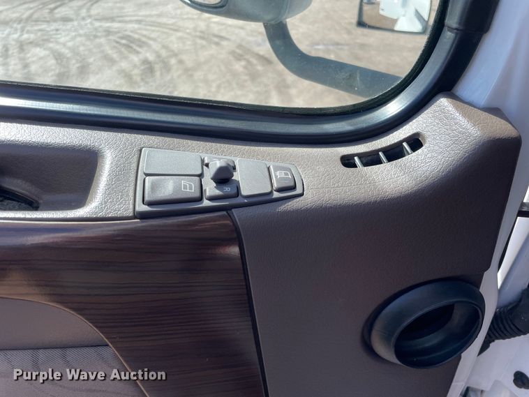 image for item OG9868 2014 Volvo  VNL670 semi truck