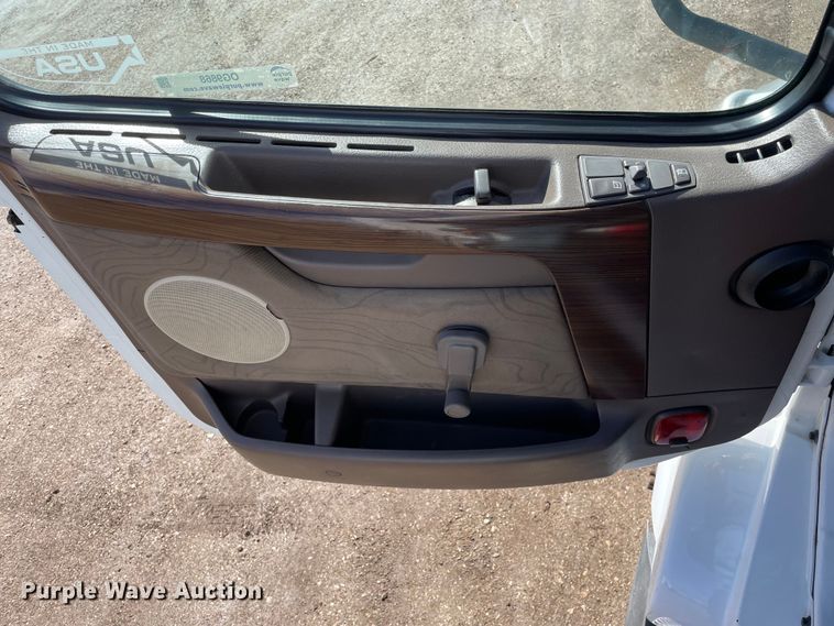 image for item OG9868 2014 Volvo  VNL670 semi truck