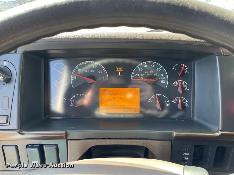 image for item OG9868 2014 Volvo  VNL670 semi truck