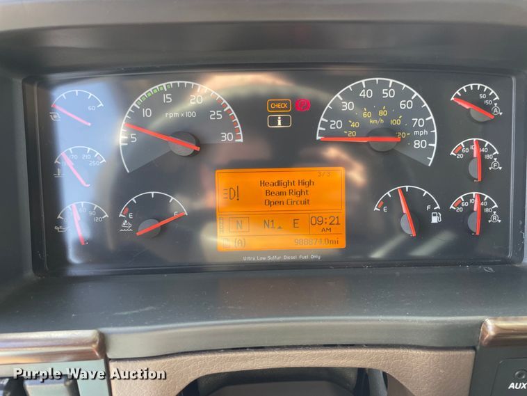 image for item OG9868 2014 Volvo  VNL670 semi truck