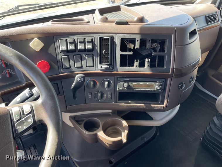 image for item OG9868 2014 Volvo  VNL670 semi truck