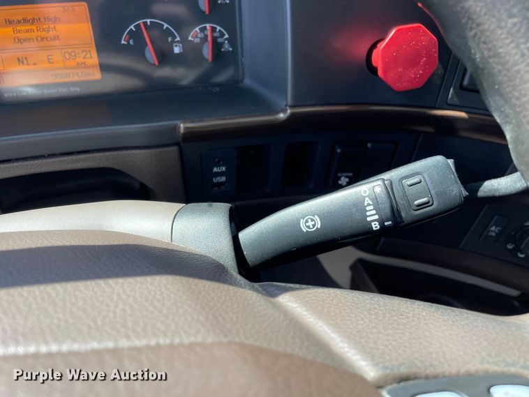 image for item OG9868 2014 Volvo  VNL670 semi truck