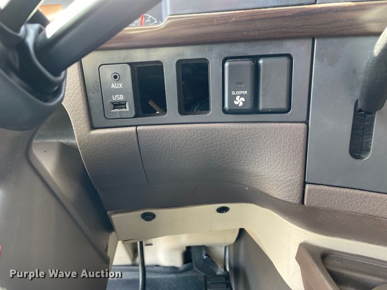 image for item OG9868 2014 Volvo  VNL670 semi truck