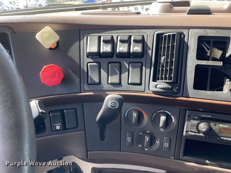 image for item OG9868 2014 Volvo  VNL670 semi truck