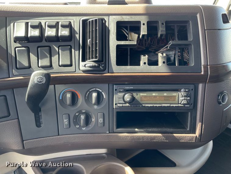 image for item OG9868 2014 Volvo  VNL670 semi truck