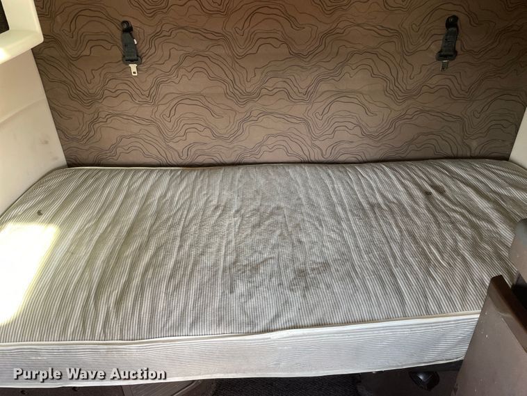 image for item OG9868 2014 Volvo  VNL670 semi truck