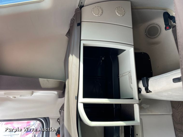 image for item OG9868 2014 Volvo  VNL670 semi truck