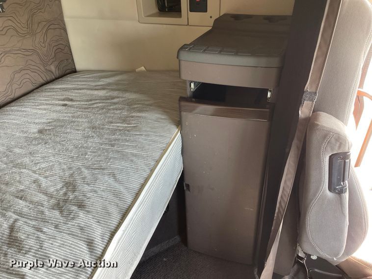 image for item OG9868 2014 Volvo  VNL670 semi truck