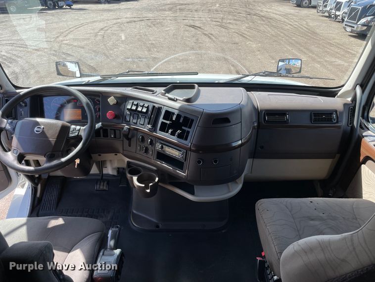 image for item OG9868 2014 Volvo  VNL670 semi truck