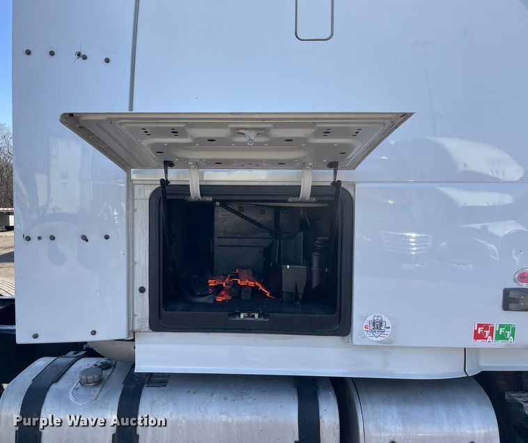 image for item OG9868 2014 Volvo  VNL670 semi truck