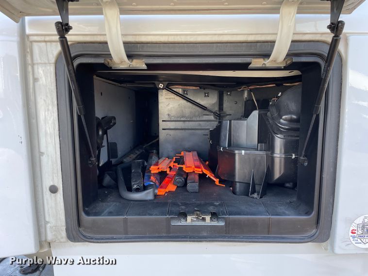 image for item OG9868 2014 Volvo  VNL670 semi truck