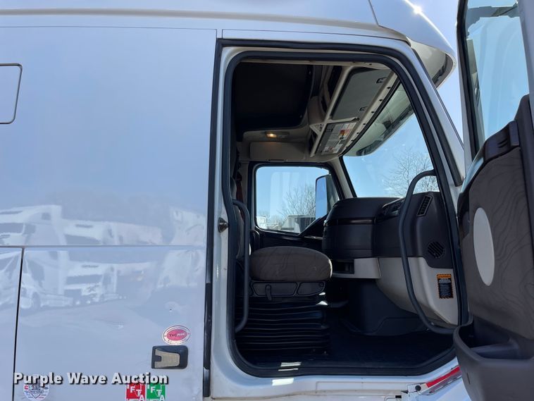 image for item OG9868 2014 Volvo  VNL670 semi truck