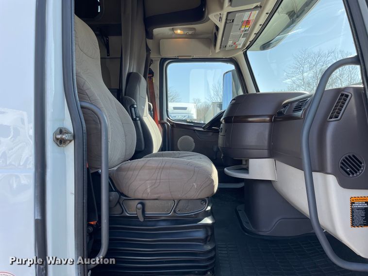 image for item OG9868 2014 Volvo  VNL670 semi truck