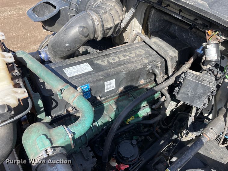 image for item OG9868 2014 Volvo  VNL670 semi truck