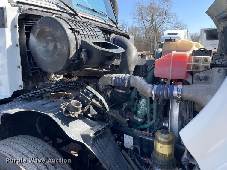 image for item OG9868 2014 Volvo  VNL670 semi truck