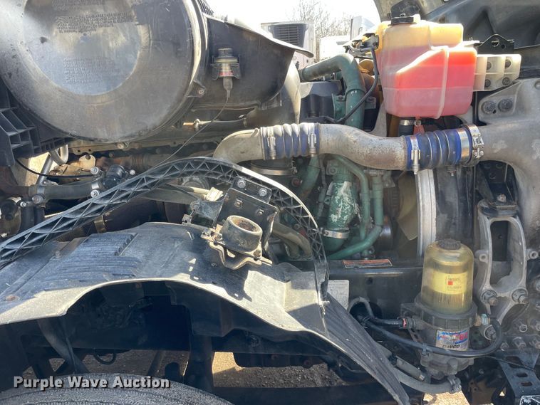 image for item OG9868 2014 Volvo  VNL670 semi truck