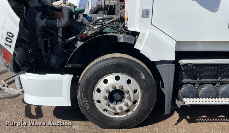 image for item OG9868 2014 Volvo  VNL670 semi truck