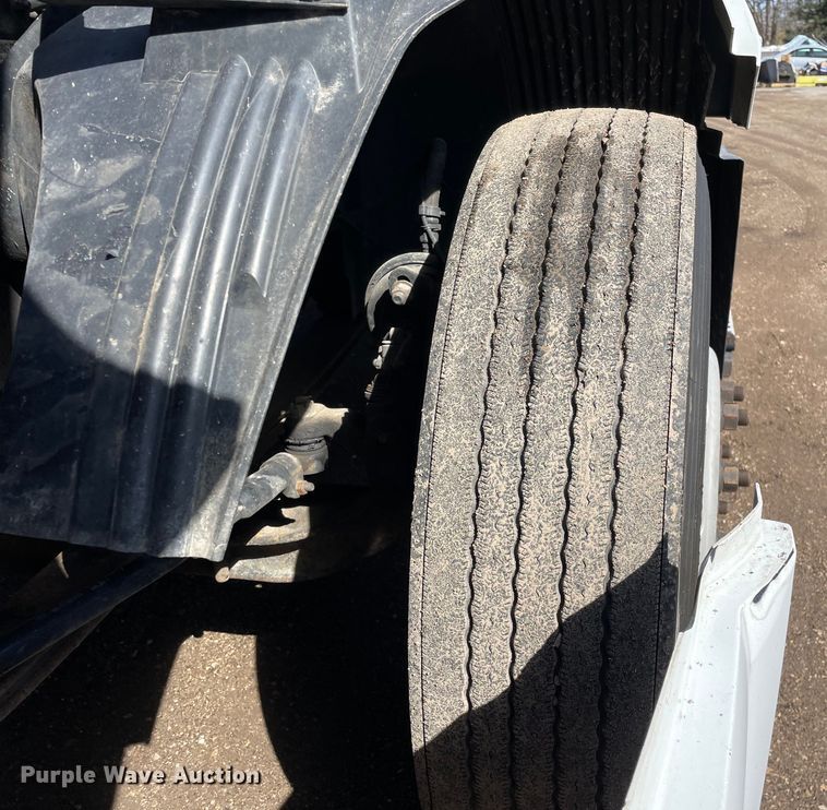 image for item OG9868 2014 Volvo  VNL670 semi truck