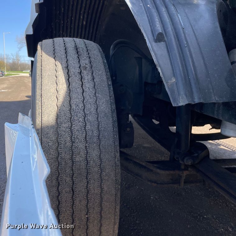 image for item OG9868 2014 Volvo  VNL670 semi truck