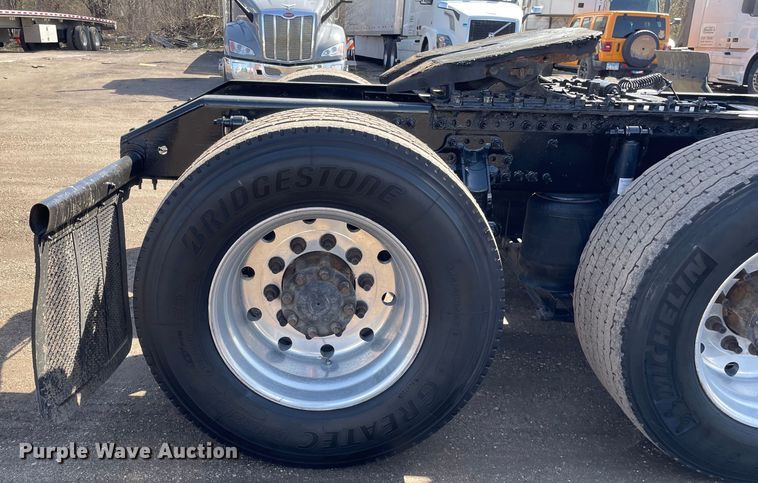 image for item OG9868 2014 Volvo  VNL670 semi truck