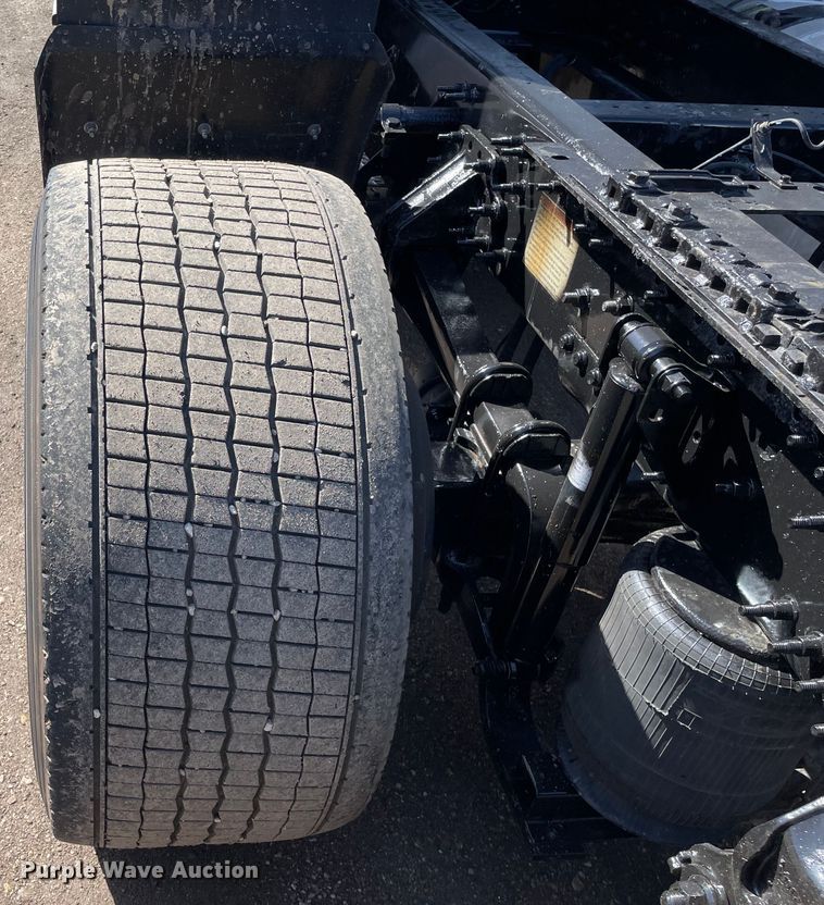 image for item OG9868 2014 Volvo  VNL670 semi truck