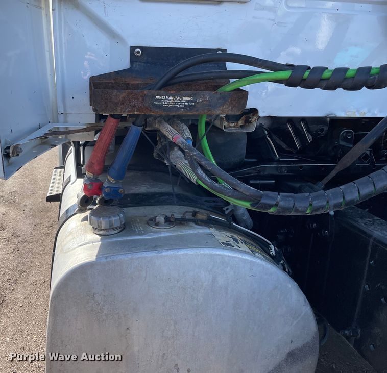 image for item OG9868 2014 Volvo  VNL670 semi truck