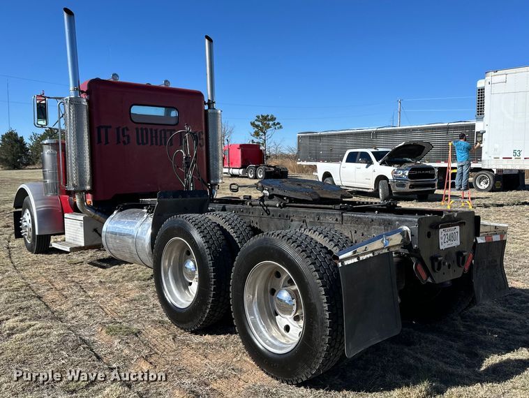 image for item OI9338 1992 Peterbilt 379 semi truck