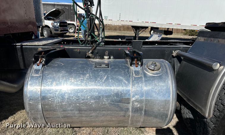 image for item OI9338 1992 Peterbilt 379 semi truck