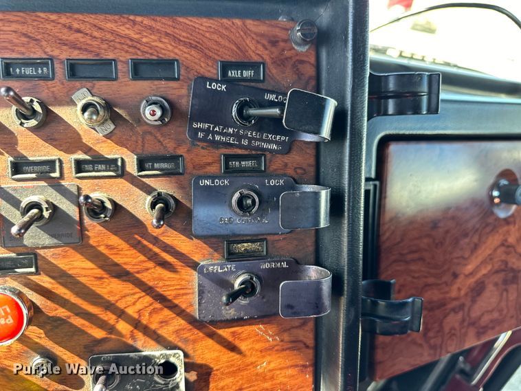 image for item OI9338 1992 Peterbilt 379 semi truck