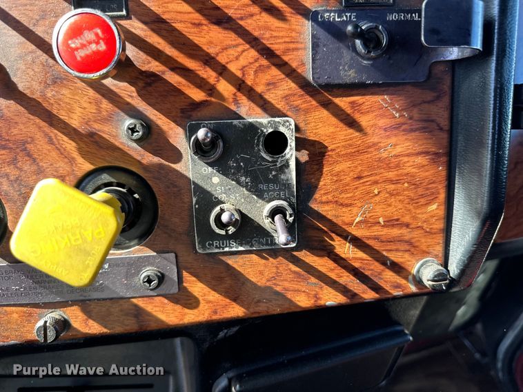 image for item OI9338 1992 Peterbilt 379 semi truck