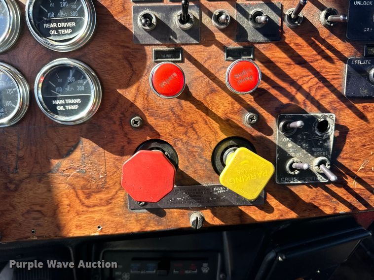 image for item OI9338 1992 Peterbilt 379 semi truck