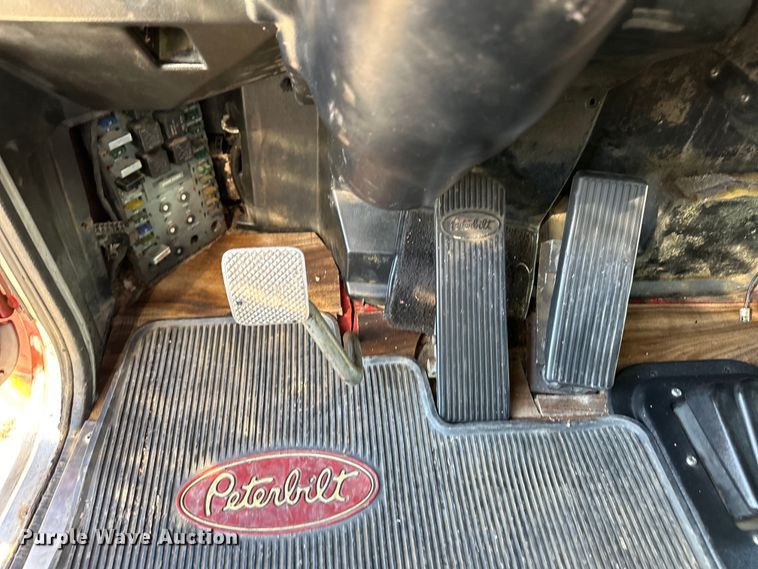 image for item OI9338 1992 Peterbilt 379 semi truck