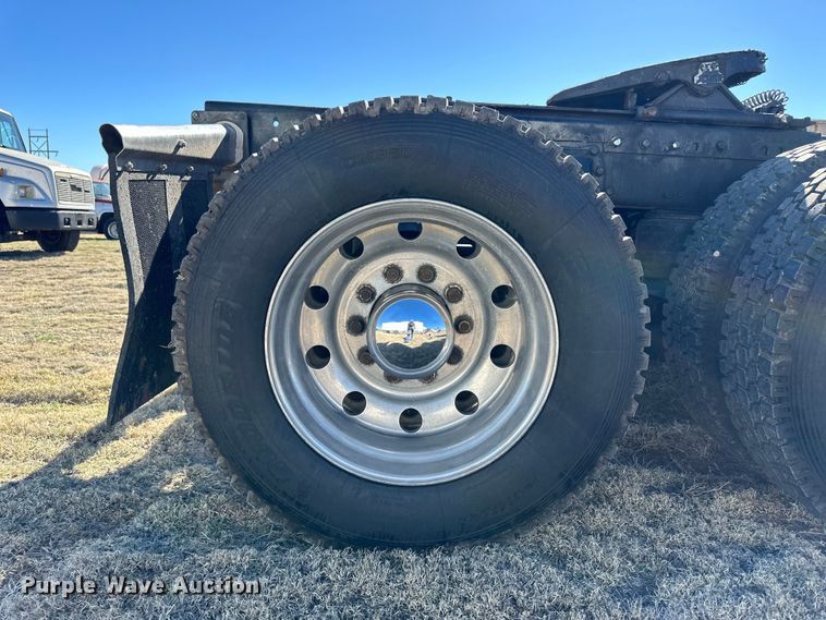 image for item OI9338 1992 Peterbilt 379 semi truck