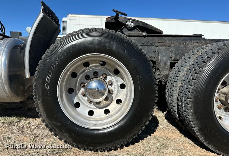 image for item OI9338 1992 Peterbilt 379 semi truck