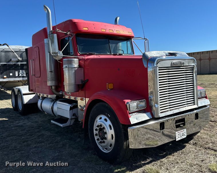 image for item OI9339 2003 Freightliner FLD semi truck
