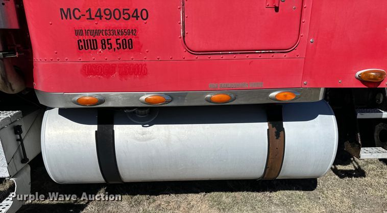 image for item OI9339 2003 Freightliner FLD semi truck